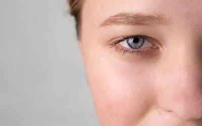 ¿Qué cambios naturales provoca la edad en tus ojos y cuándo debes preocuparte?