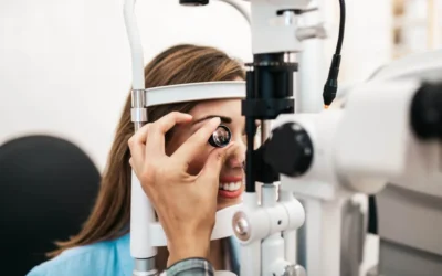 Examen Visual: Refracción Objetiva y Subjetiva para una Graduación Precisa en Óptica Dorado