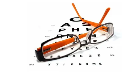El peligro de las gafas premontadas: por qué la adaptación personalizada en Óptica Dorado es esencial