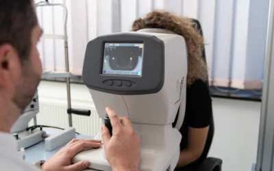 ¿Cómo se adaptan las lentes de contacto con queratometría y topografía corneal en Óptica Dorado?